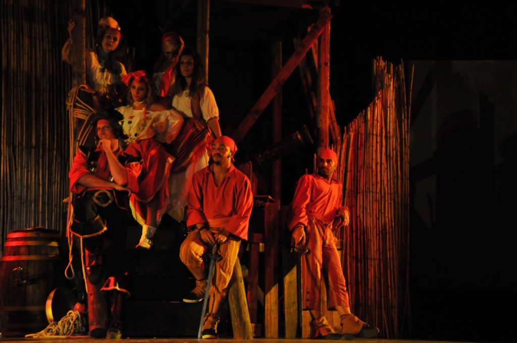 “Commedia degli equivoci” al Teatro Sociale di Busto Arsizio: un tuffo negli anni&nbsp;’60!