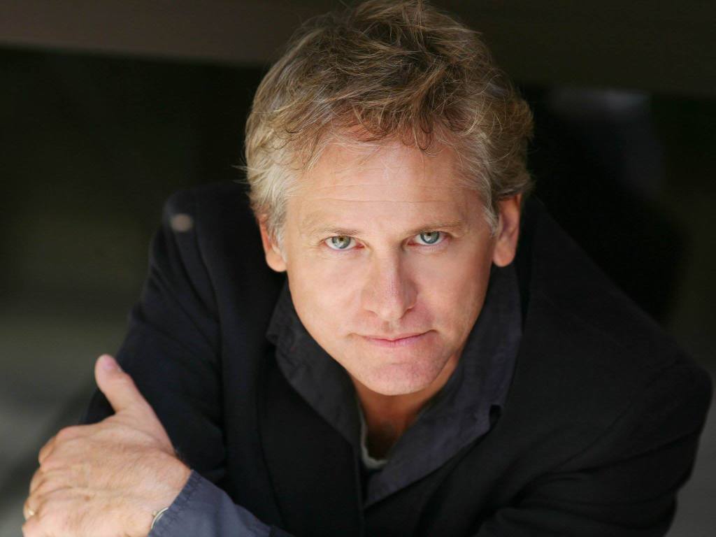 Giulio Scarpati porta Pascoli a teatro: a Busto Arsizio “Qualcosa di nuovo nel sole” per BABook&nbsp;2025