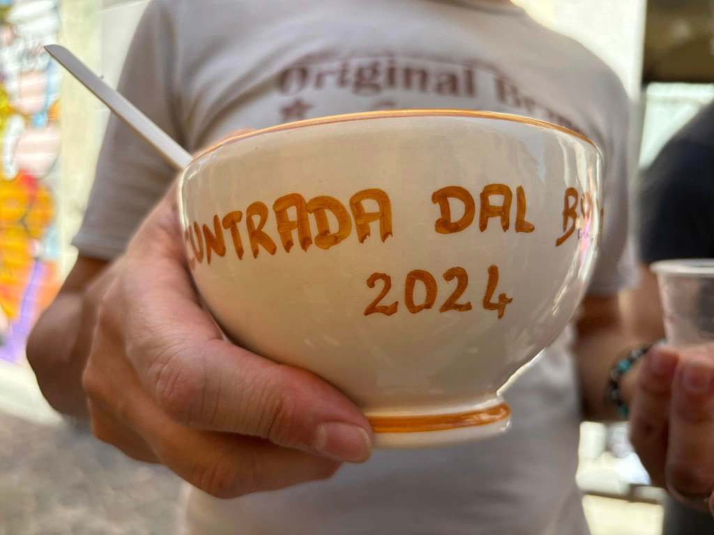 Ti racconto una chicca: la storia semiseria (ma verissima) della Contrada del&nbsp;Brodo