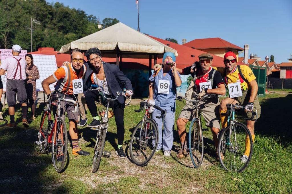Coppa Cobram: a Fagnano Olona tutti in bici come Fantozzi e&nbsp;Filini