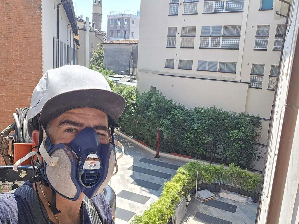 Un Caravaggio a cielo aperto: Andrea Ravo Mattoni porta “Il Narciso” a&nbsp;Comerio