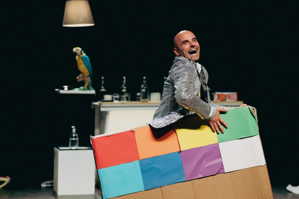 “Contrattempi Moderni”: il caos tecnologico di Raffaello Tullo, tra Black Mirror e&nbsp;risate