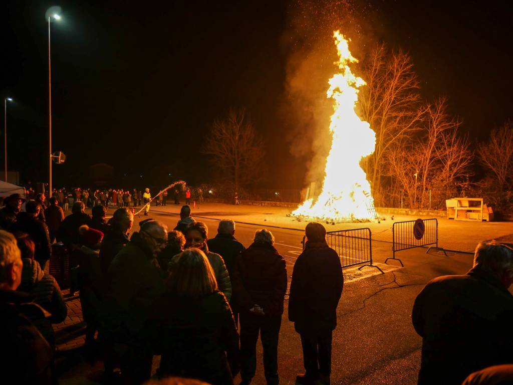 Falò della Gioeubia 2026: quando il fuoco libera e l’anno&nbsp;rinasce