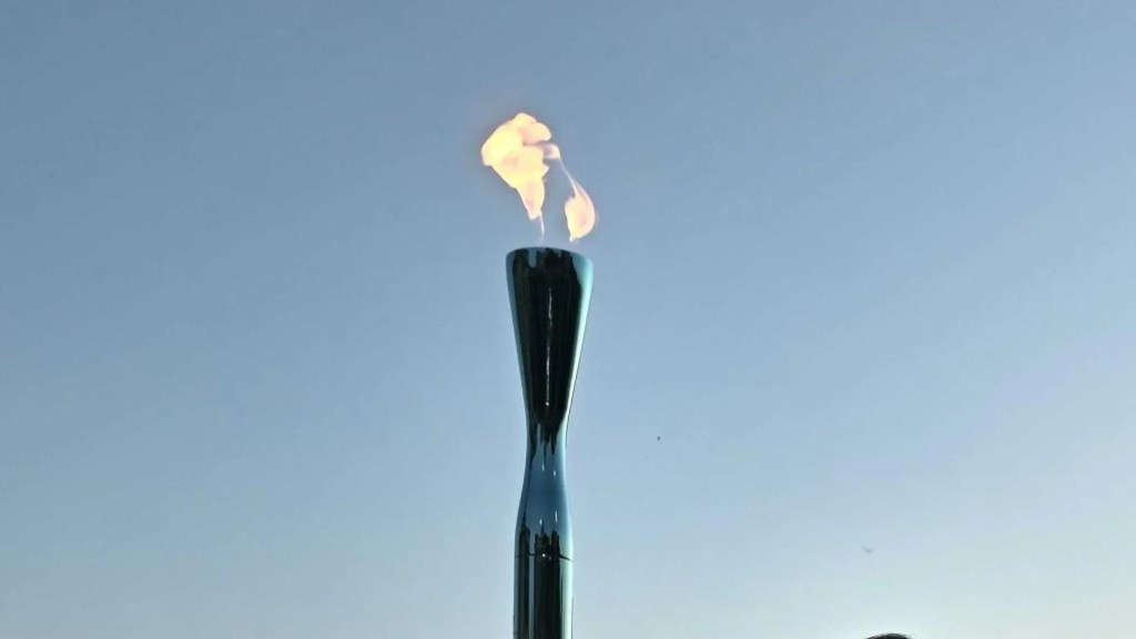 La Fiamma Olimpica accende Arona: il Viaggio verso Milano Cortina 2026 passa dal Lago Maggiore