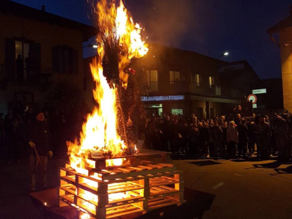 Falò della Giöbia a Mercallo: una domenica di fuoco, comunità e&nbsp;solidarietà