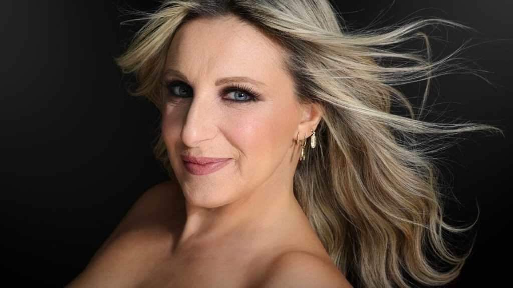 “No vabbè mi adoro”: Katia Follesa si mette in gioco sul palco di Varese