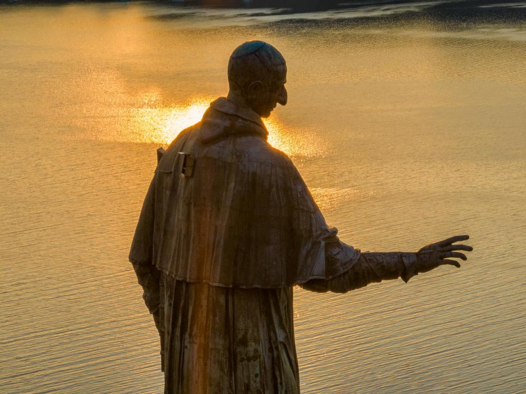 Arona tra Carlo e Federico: una visita guidata tra storia, fede e panorami sul Lago&nbsp;Maggiore