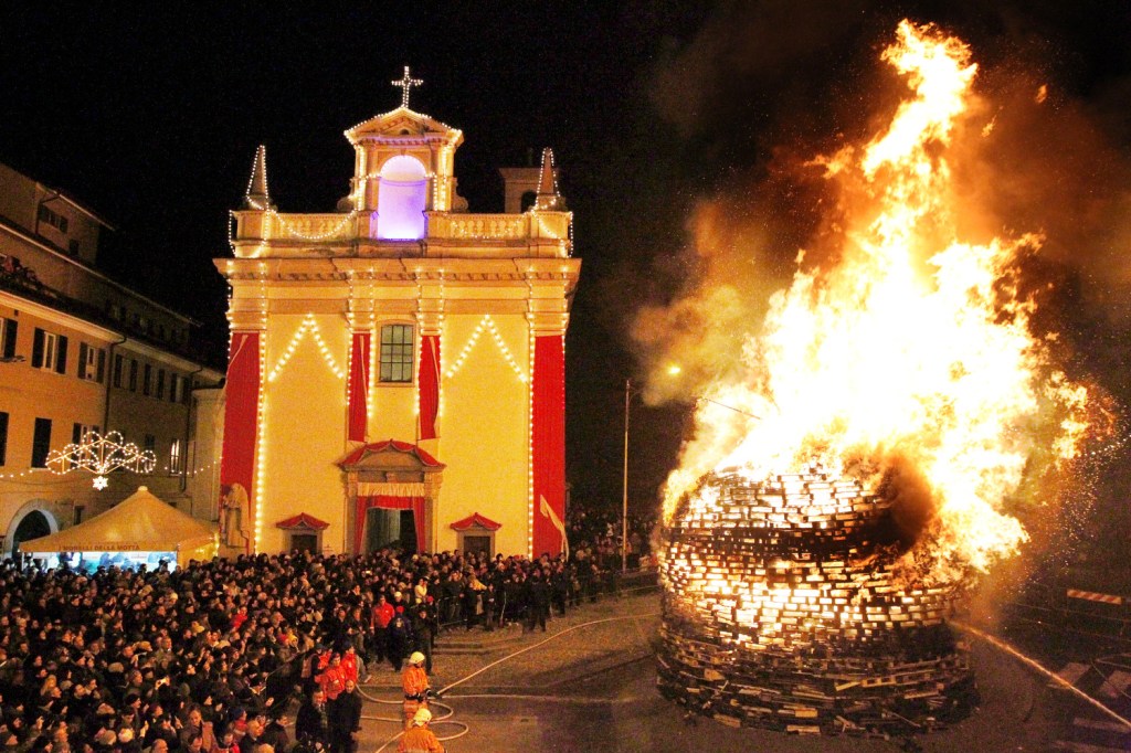 Falò, desideri e palloncini: Varese accende Sant’Antonio tra tradizione e magia