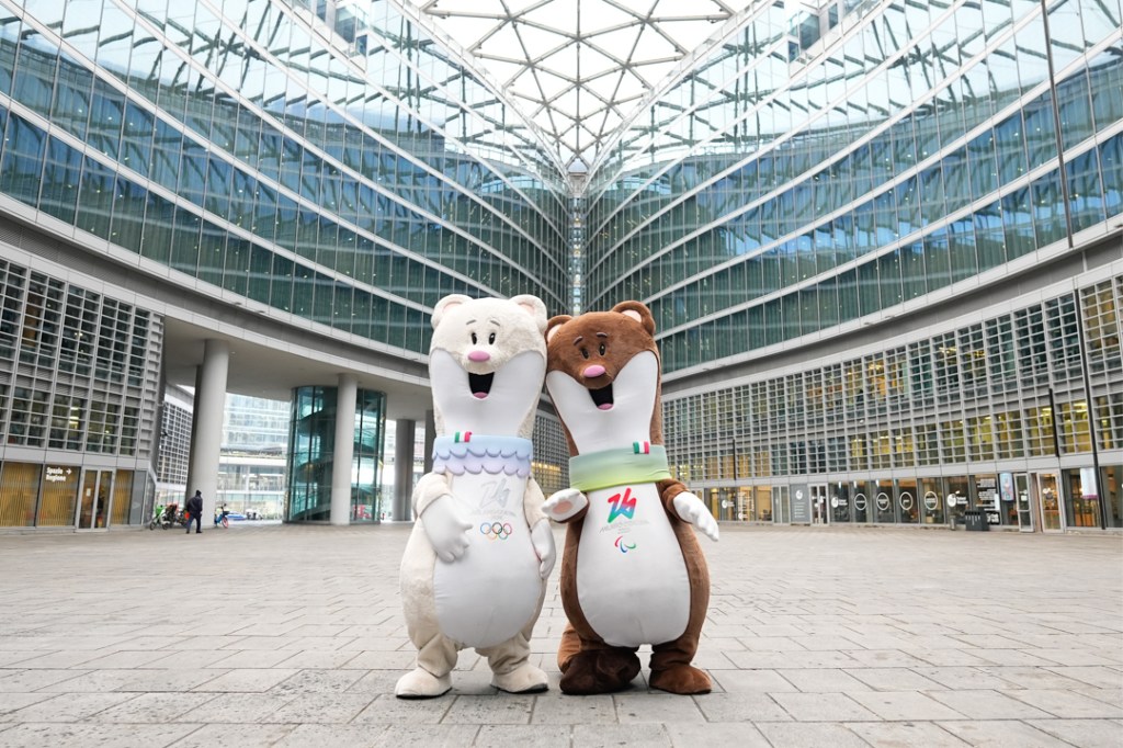 Varese, la fiamma olimpica accende la città: prima tappa lombarda verso i&nbsp;Giochi