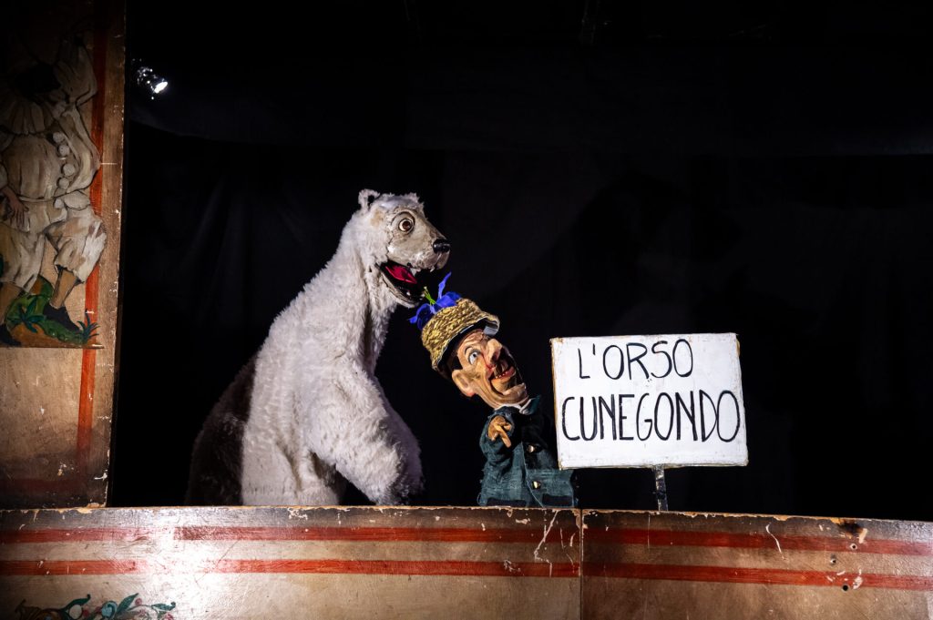 BURATTINI IN CITTÀ – VARESE: “Nella pancia dell’orso polare”Compagnia De Bastiani (Vittorio&nbsp;Veneto)