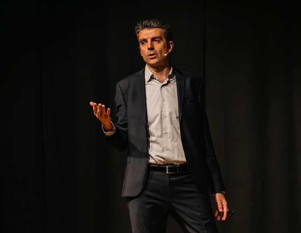 Federico Basso al Teatro Sociale di Busto: “Profilo Basso” tra palco, TV e social