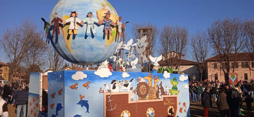 Campioni del divertimento: sfilata di Carnevale a Sesto&nbsp;Calende