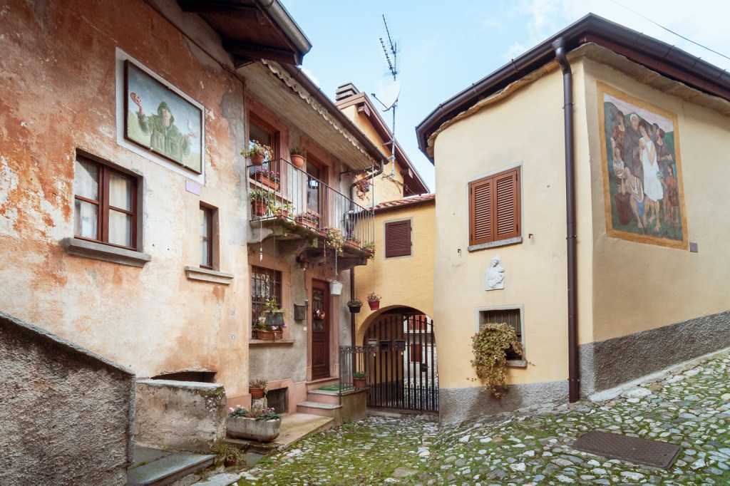 Arcumeggia: gli affreschi e la moda si&nbsp;raccontano