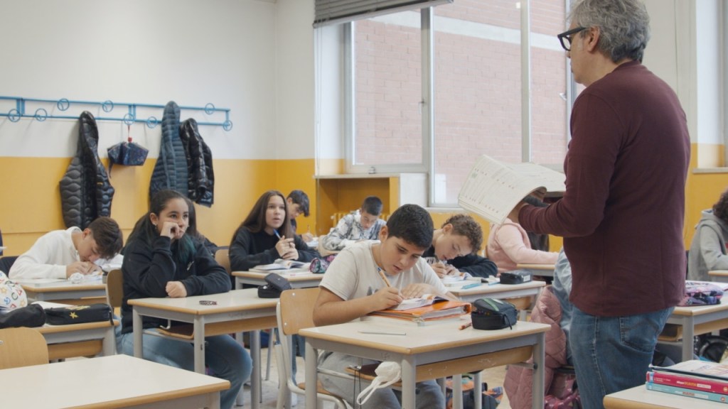 “D’istruzione pubblica”: quando il cinema smette di intrattenere… e inizia a&nbsp;pungere