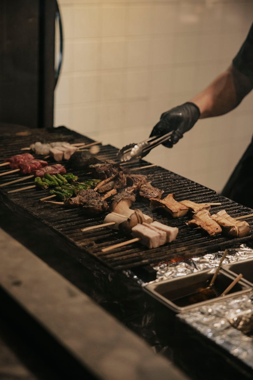 Fumo di brace, arrosticini e musica: a Mornago il weekend ha un profumo&nbsp;preciso