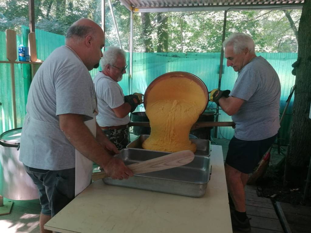Capolago si prepara alla festa del rione: torna la maxi risottata tra musica, giochi e tavolate in&nbsp;strada