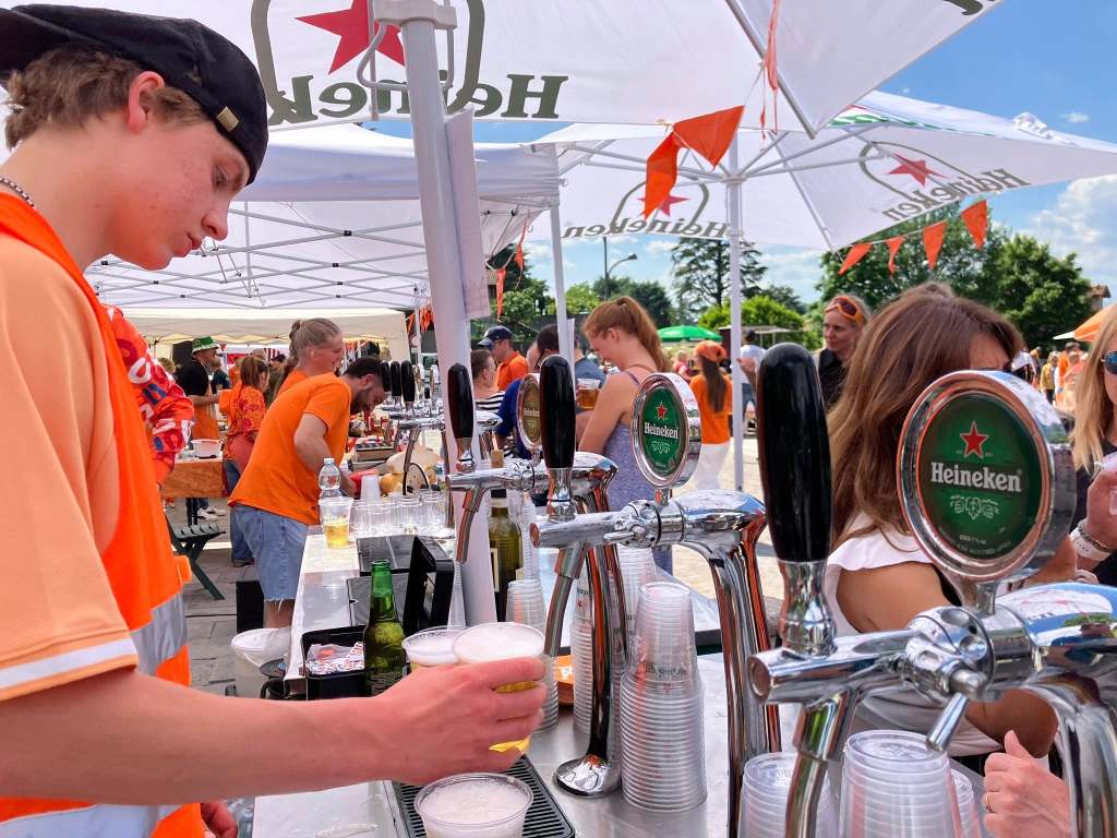 Azzate si tinge d’arancione: torna il Koningsdag tra mercatini, musica e&nbsp;stroopwafel
