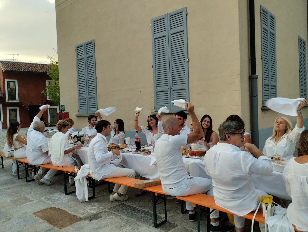 Cena in Bianco a Villa Frua: una serata speciale tra convivialità e solidarietà a Laveno&nbsp;Mombello