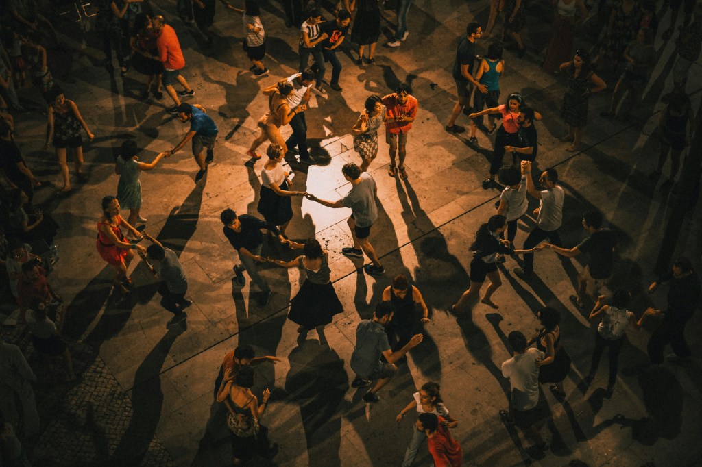 Cedrate balla sotto le stelle: serata di musica e danze in piazza Cardinal&nbsp;Martini