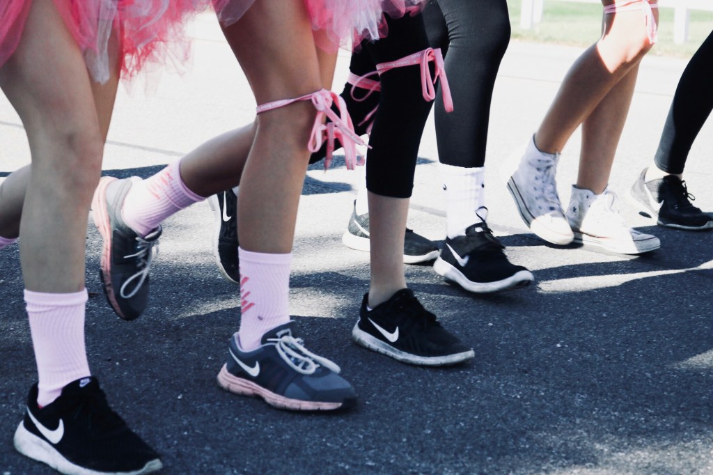 Camminata in Rosa Angera-Taino: 4,6 km di solidarietà tra sport e&nbsp;condivisione