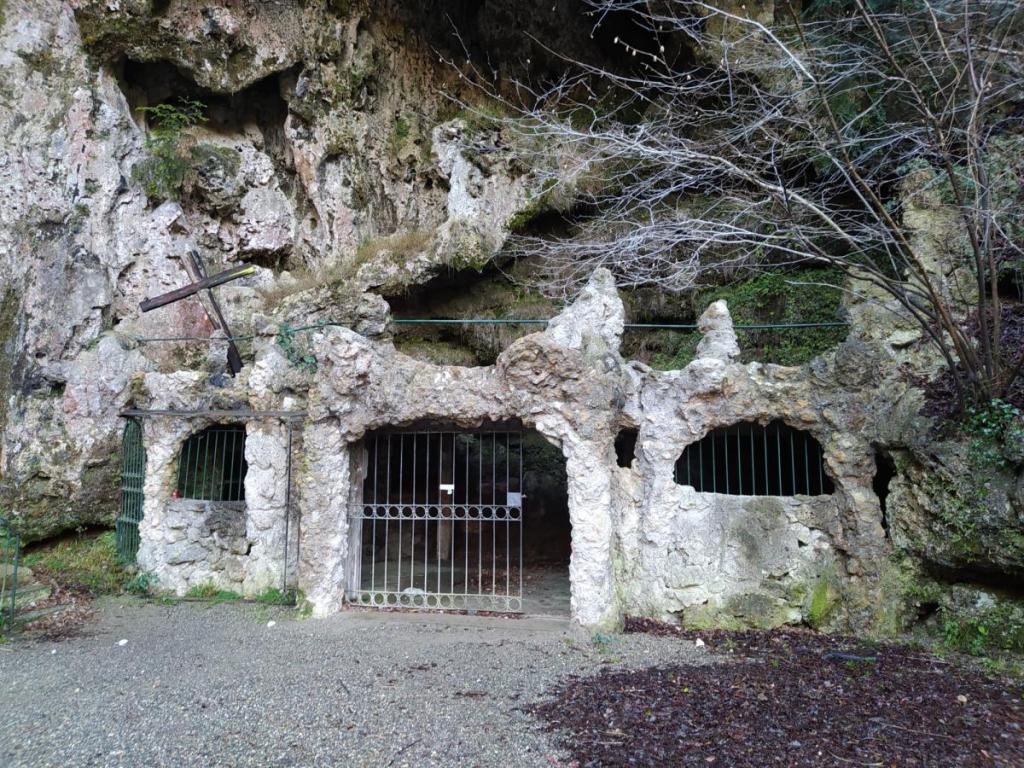 I fantasmi nelle Grotte della Valganna: oscure presenze o merasuggestione?