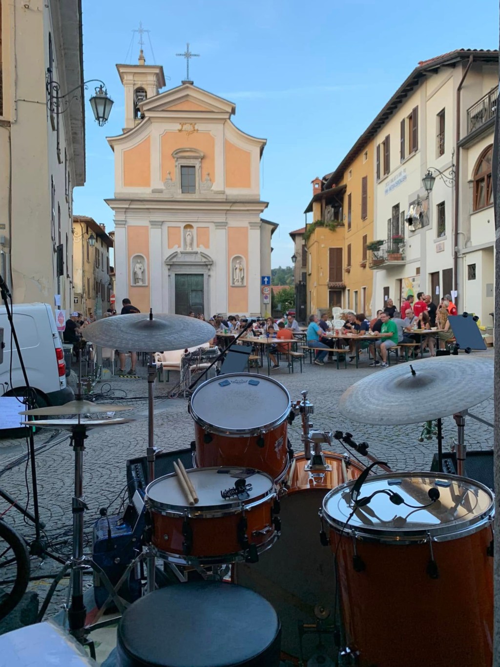 Orino diventa il borgo della poesia: tornano i “Cortili di-versi” tra letture, musica e passeggiate&nbsp;poetiche