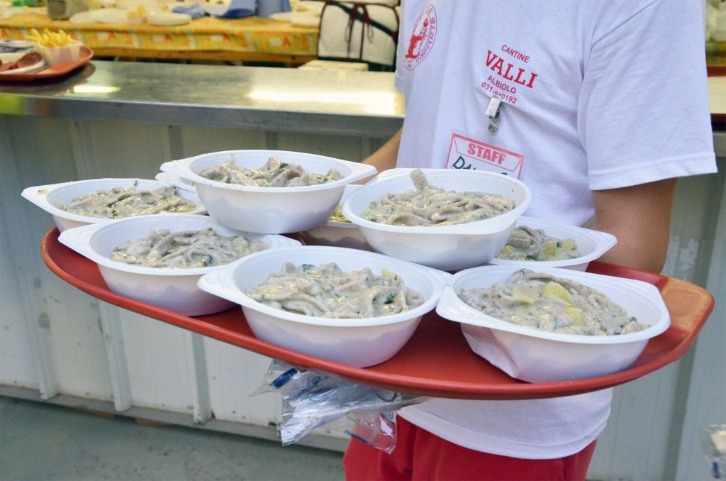 Festa di Ferragosto a Bizzozero: sedici giorni di cucina, musica e&nbsp;solidarietà