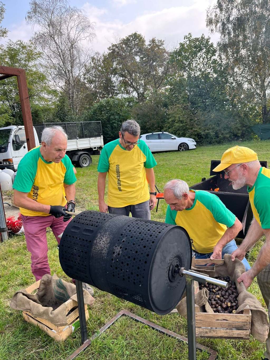 Casciago, torna la Castagnata di Sant’Eusebio: castagne, danze popolari e&nbsp;parapendio