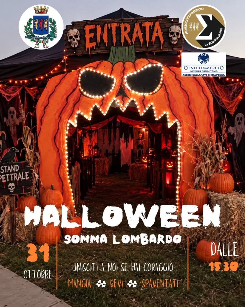 Ingresso decorato per Halloween con una grande zucca e decorazioni spaventose a Somma Lombardo, Italia. Data: 31 ottobre.