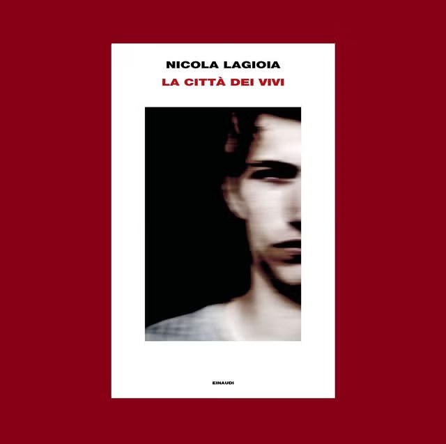 Copertina del libro 'La città dei vivi' di Nicola Lagioia, con un'immagine sfocata di un volto e un fondo rosso.