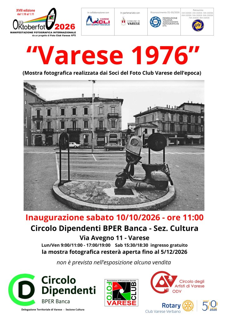 Manifesto per la mostra fotografica "Varese 1976", con dettagli su data, luogo e orari dell'inaugurazione, presso il Circolo Dipendenti BPER Banca a Varese.